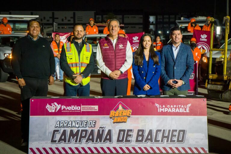 Da inicio programa de bacheo nocturno en Puebla