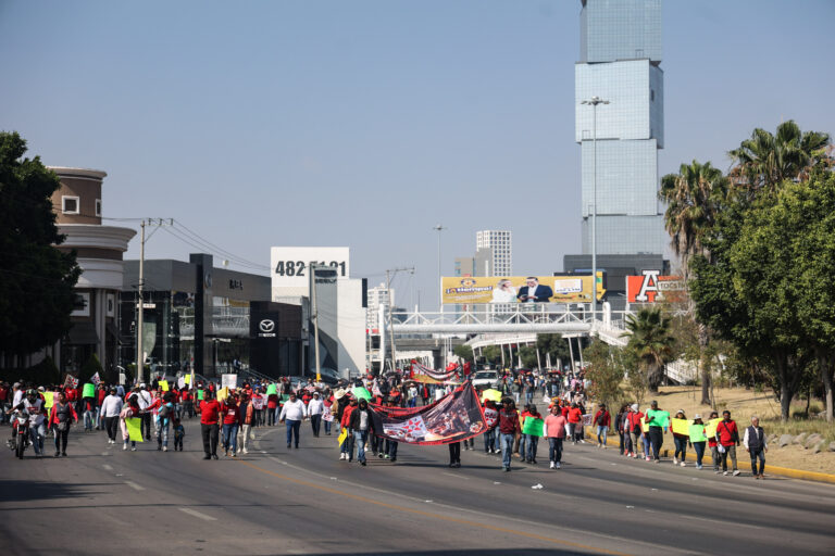 Taxistas piratas y la 28 de Octubre toman nuevamente la Vía Atlixcáyotl