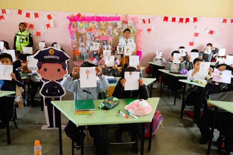 Plática de seguridad vial en escuela de Santa María Malacatepec
