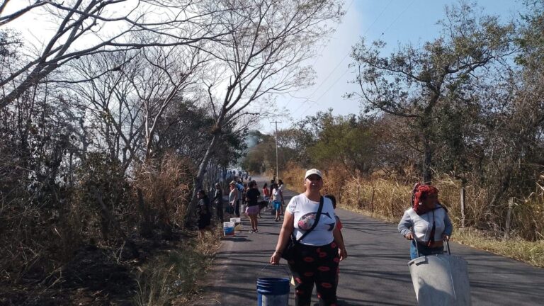Incendio amenaza a más de 200 familias en Emiliano Zapata
