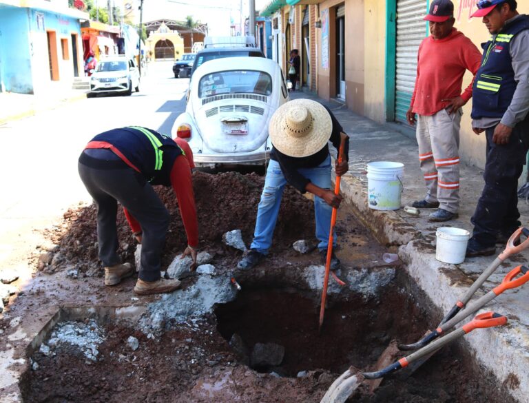 Cuidan el agua: atienden y reparan fuga en calle Reforma