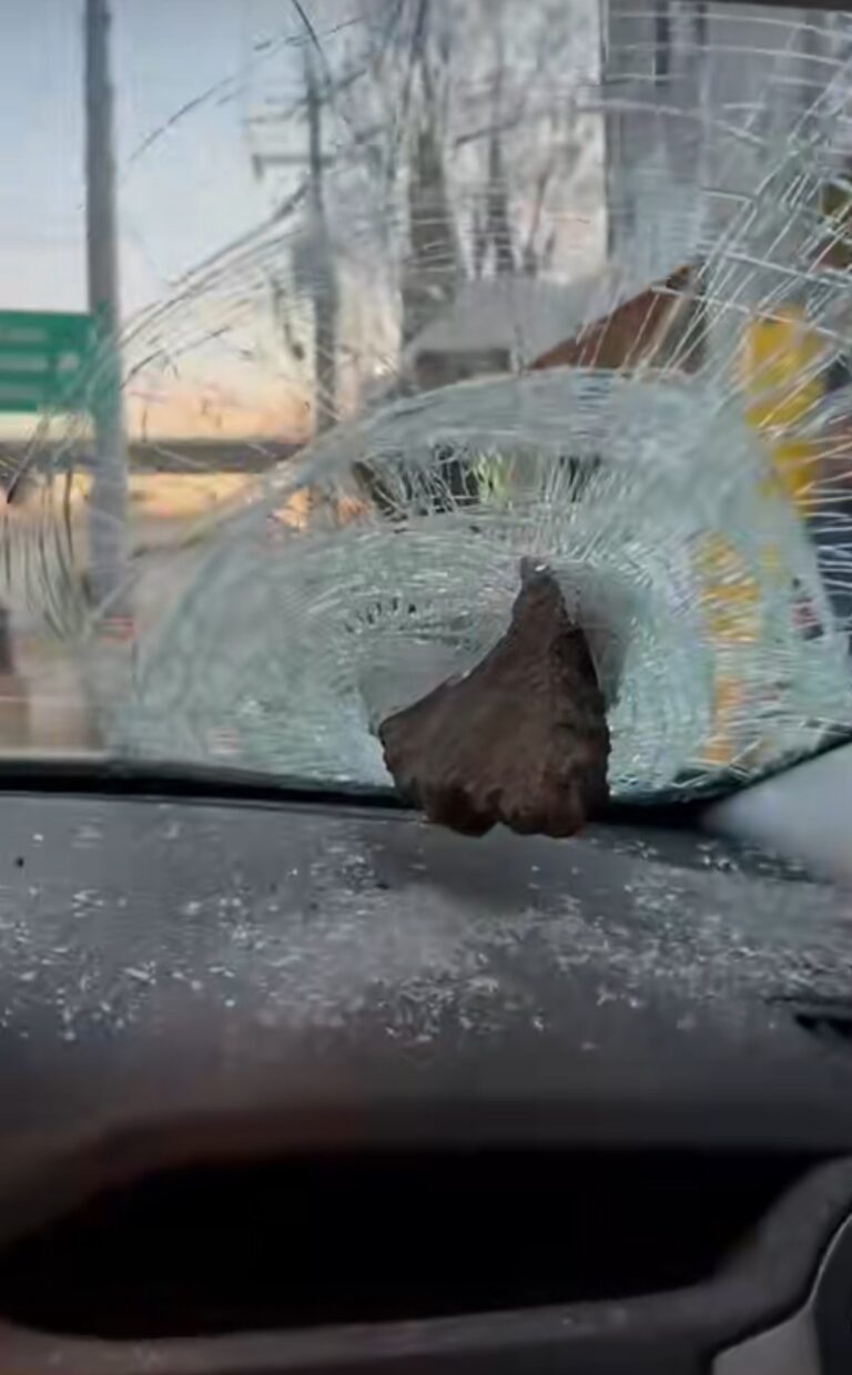 Lanzan piedras para detener y asaltar autos en la México-Puebla