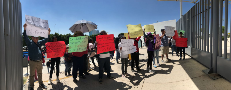 Padres exigen amparos para evitar desalojo de estudiantes en Puebla