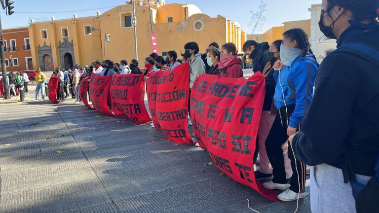 Normalistas de Teteles exigen ser atendidos