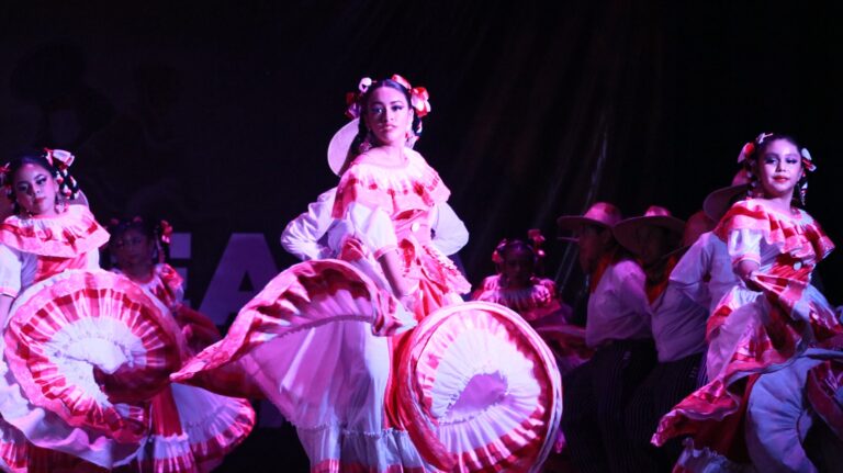 Es muy bonito ver a mi hija bailar: dice, emocionada, una madre tecomateca