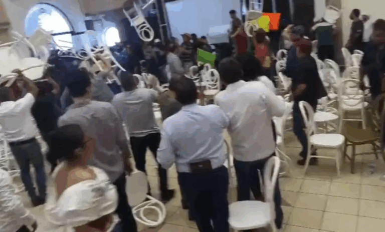 A sillazos revientan foro de Raúl Morón en Apatzingán