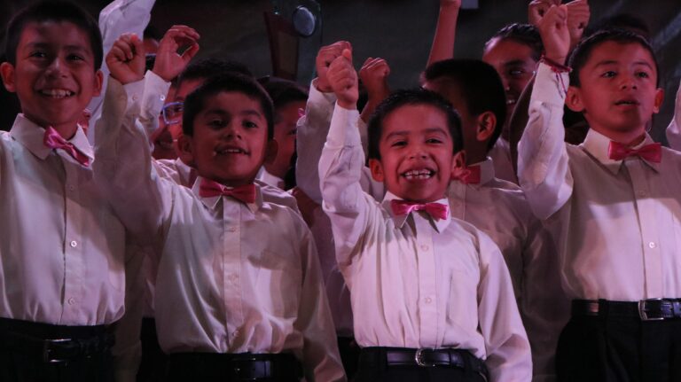 Niños cantantes conquistan escenario de Tecomatlán en Espartaqueada Cultural