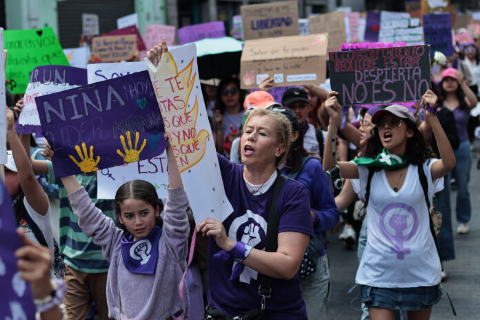 Contingente_We_R_Women_on_Fire_marcha_a_Fiscalía